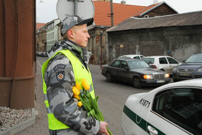 Kauno policininkai sveikina moteris 