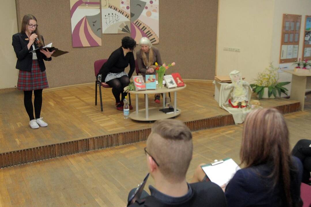 Rašytoja ir žurnalistė A.Urbonaitė tapo Raudondvario (Kauno raj.) bibliotekos globėja.