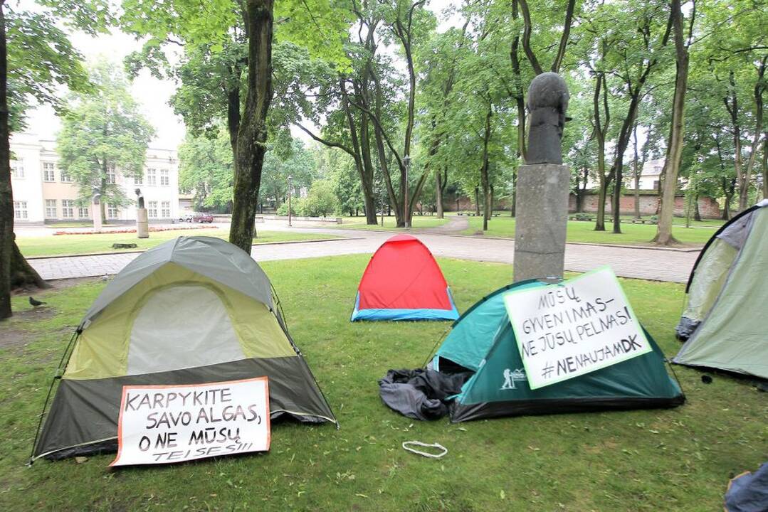 Protestivalio dalyviai okupuoja Miesto sodą