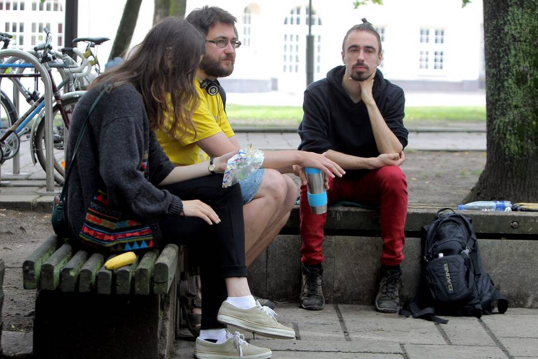 Protestivalio dalyviai okupuoja Miesto sodą