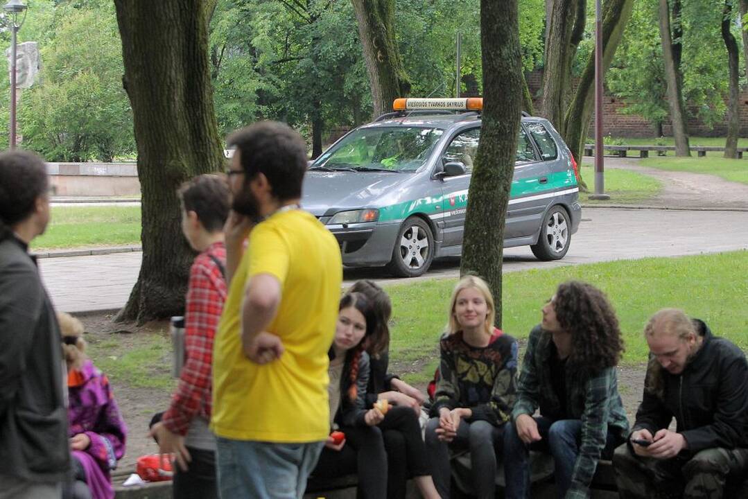 Protestivalio dalyviai okupuoja Miesto sodą