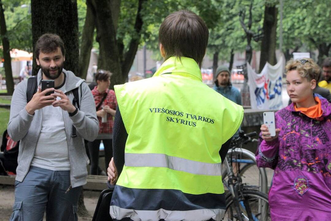 Protestivalio dalyviai okupuoja Miesto sodą
