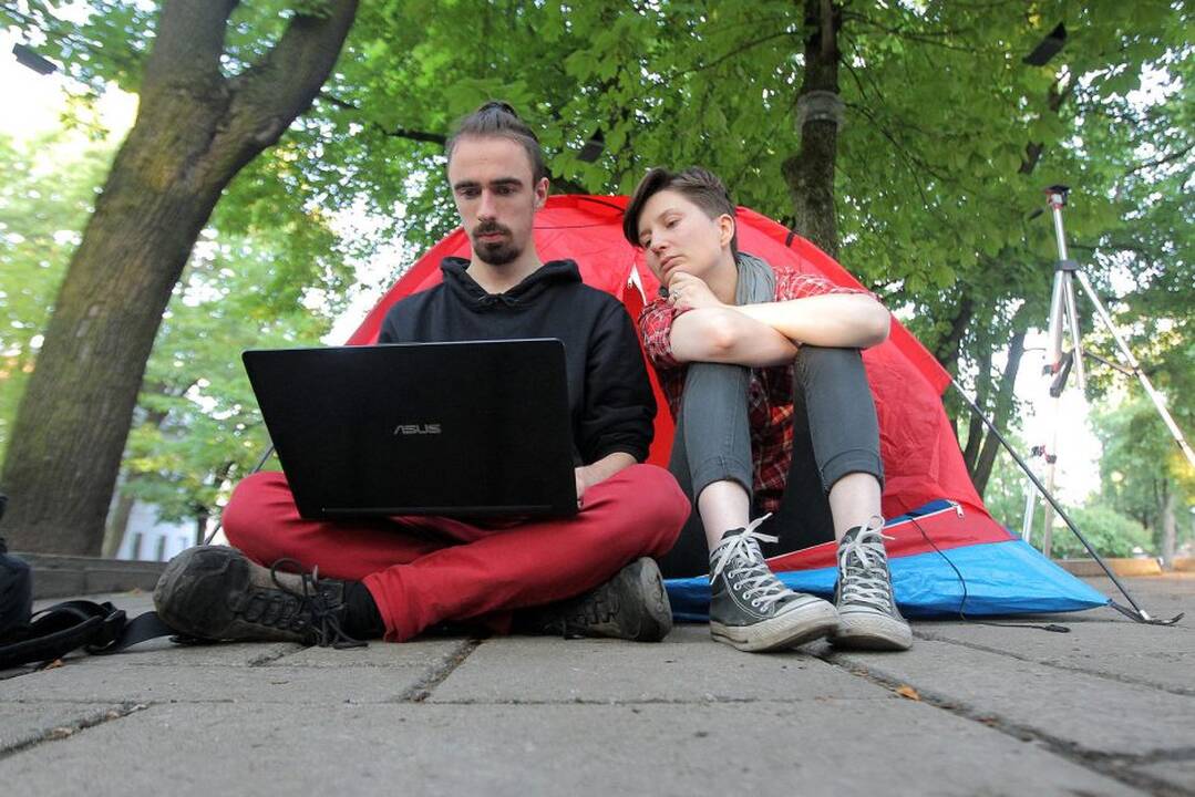 Protestivalio dalyviai okupuoja Miesto sodą