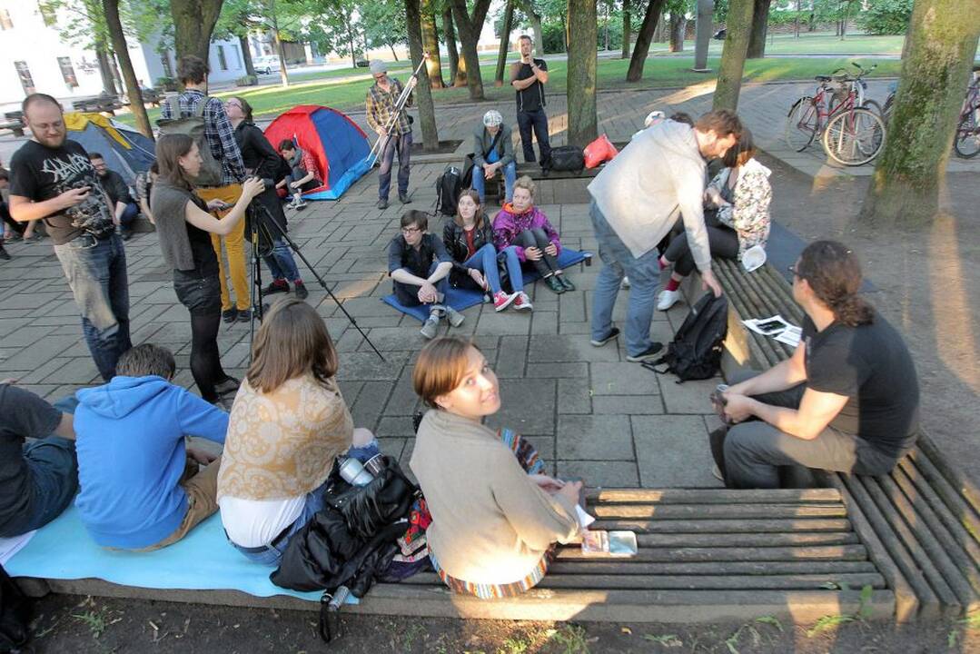 Protestivalio dalyviai okupuoja Miesto sodą