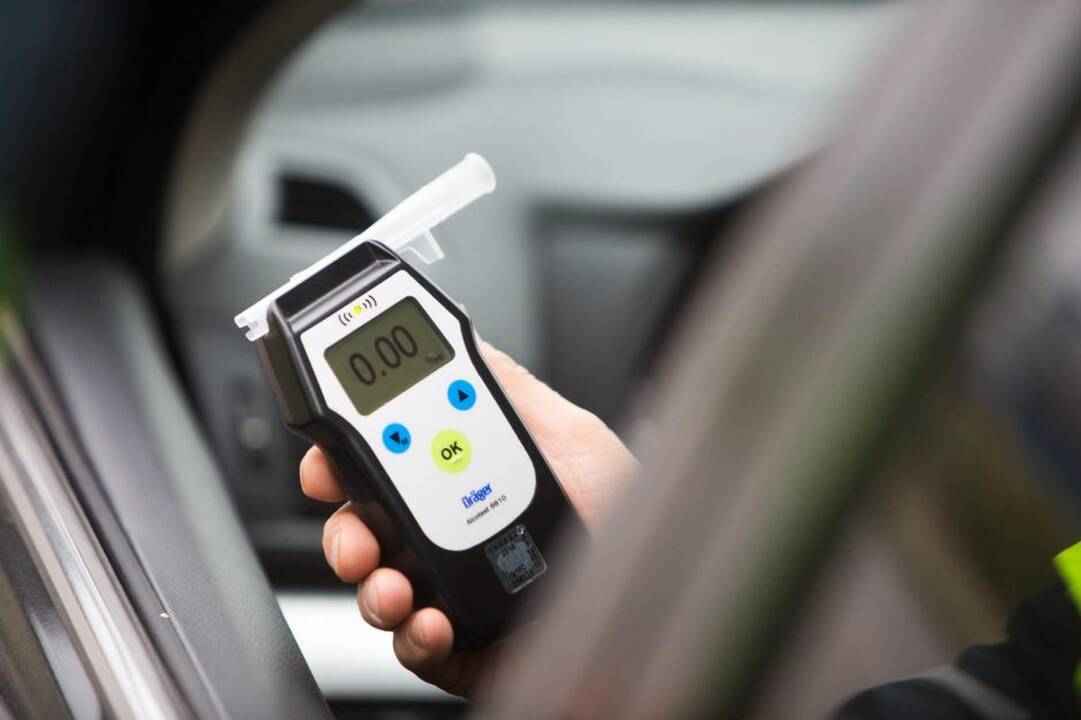 Anykščių rajone apvirto automobilis su neblaiviais vyrais