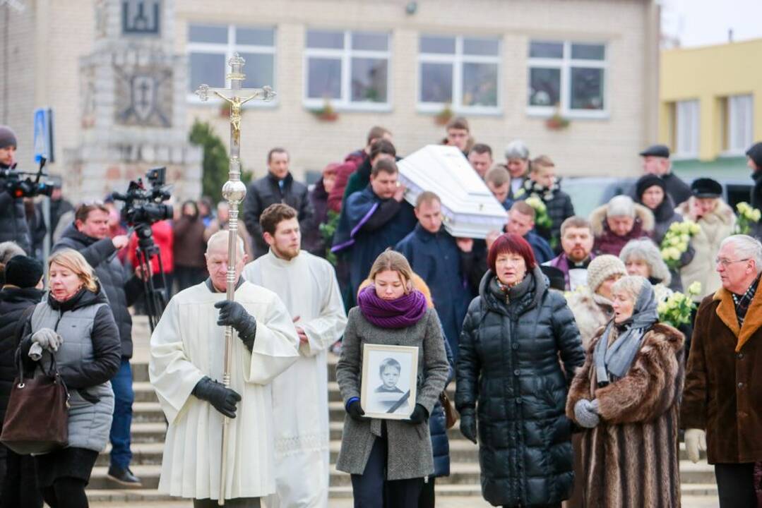 Nužudyto berniuko laidotuvės Baisogaloje