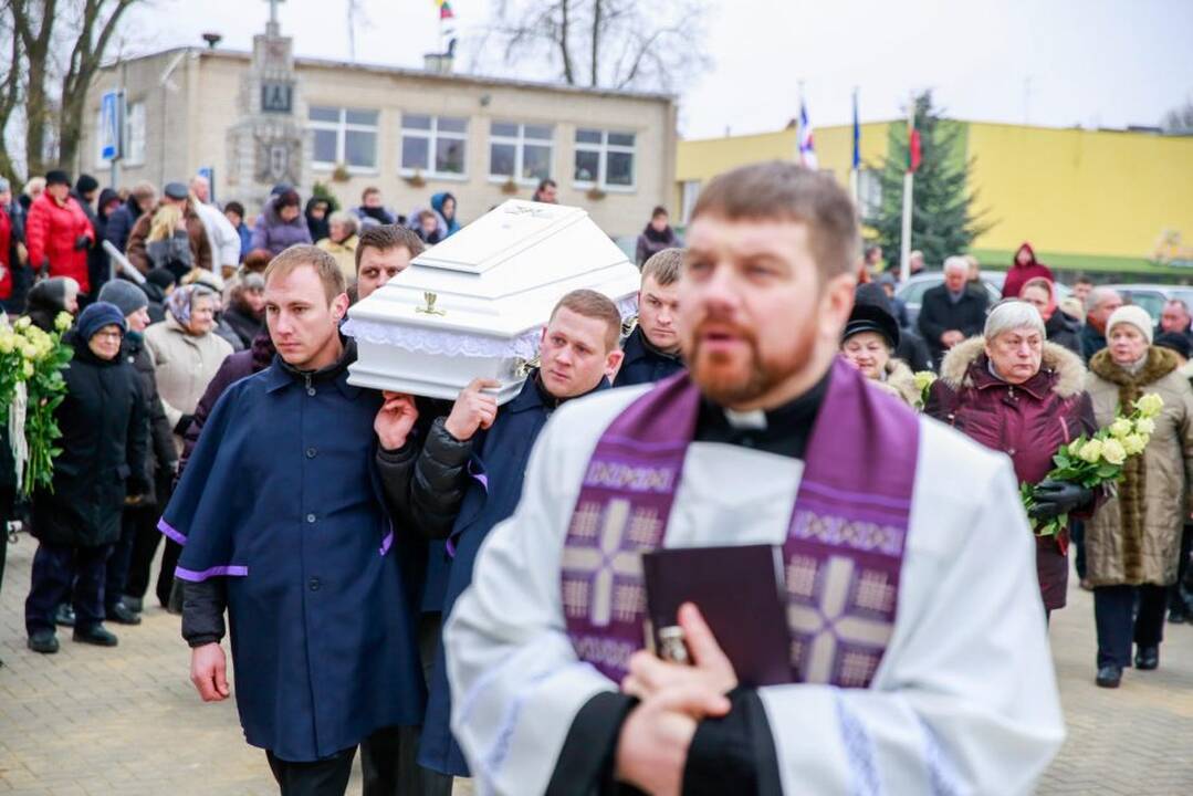 Nužudyto berniuko laidotuvės Baisogaloje