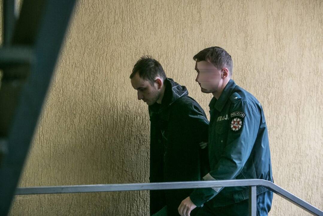 Mįslė: Anupraičių namelyje Gaižėnuose buvo aptikti ne tik keturi nušauti ir vienas sunkiai sužeistas šios šeimos narys, bet ir skrupulingai išardyti šeši mobilieji telefonai.