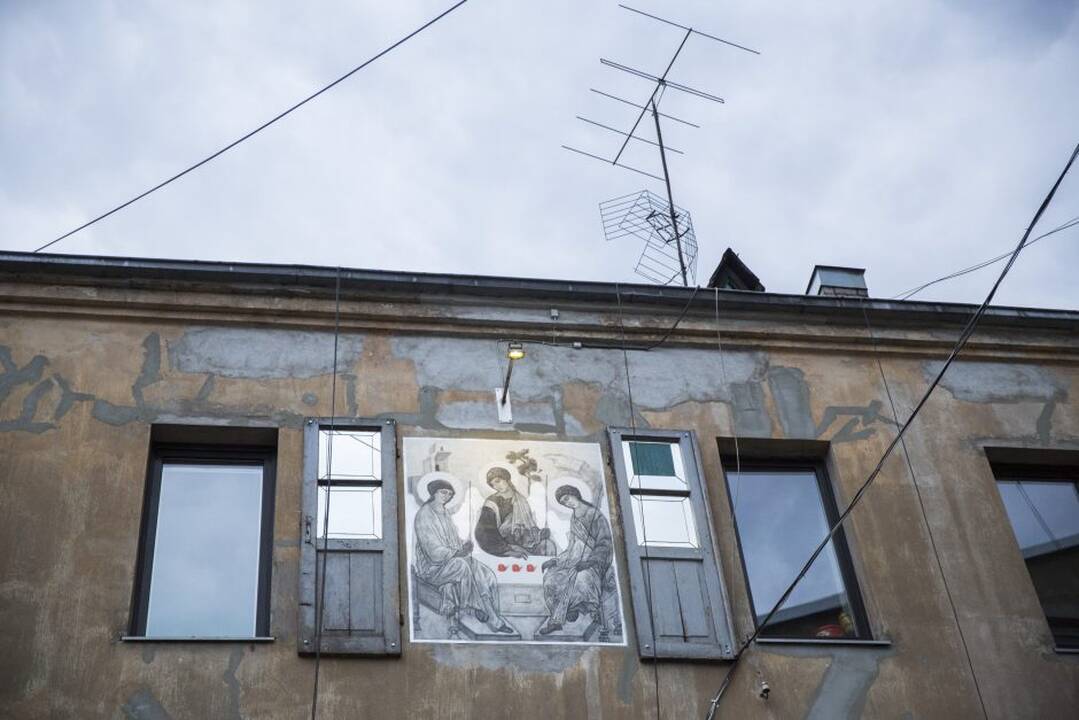 Kiemo galerijoje - degantys paveikslai