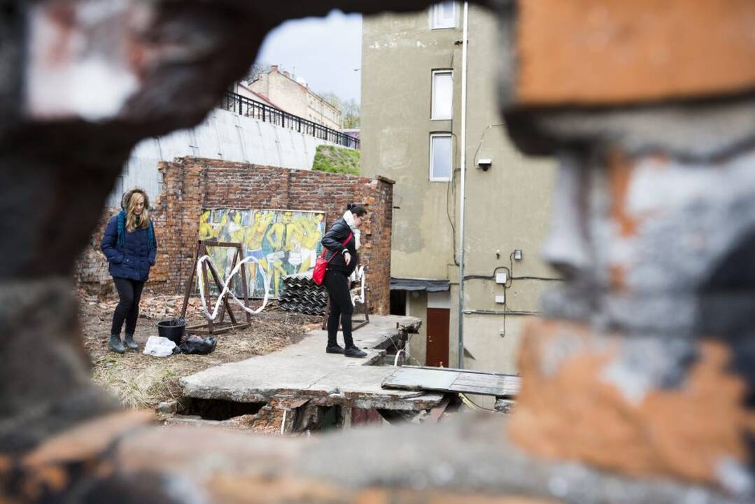 Kiemo galerijoje - degantys paveikslai