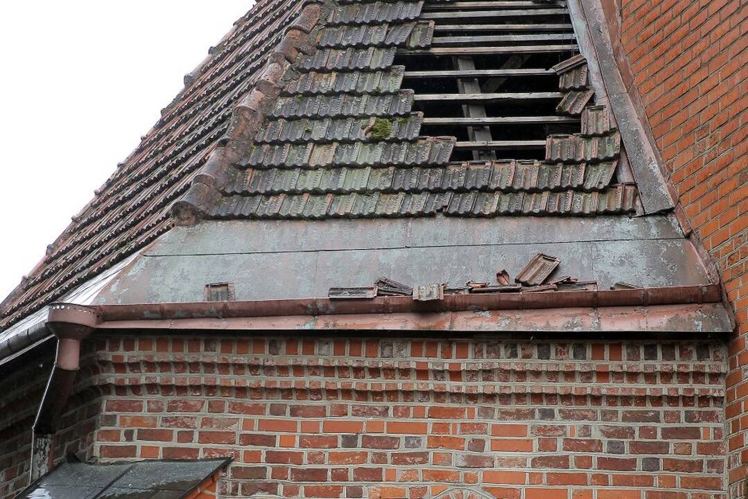 Vėtra išdraskė Vytauto bažnyčios stogą