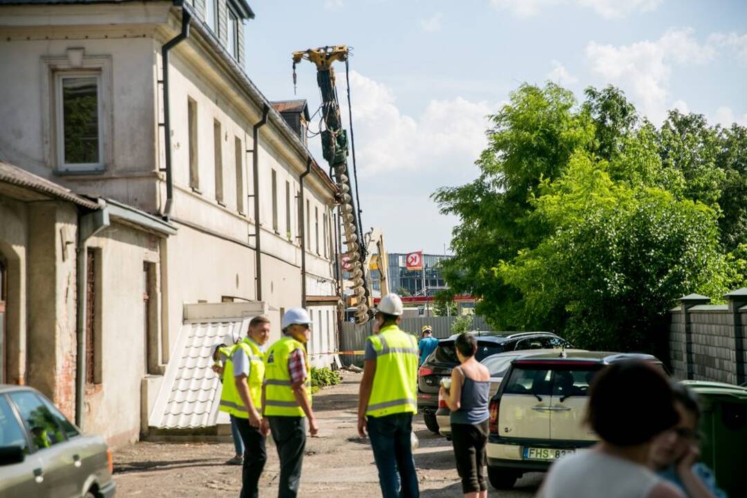Statybinis įrenginys apgadino pastatą Kauno centre