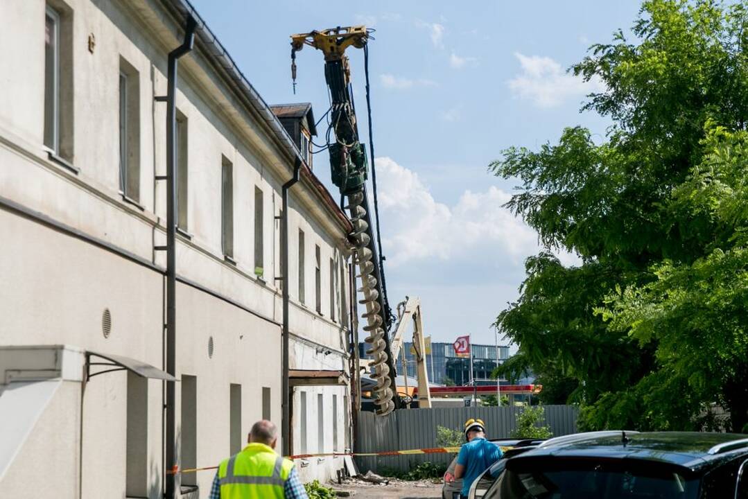 Statybinis įrenginys apgadino pastatą Kauno centre