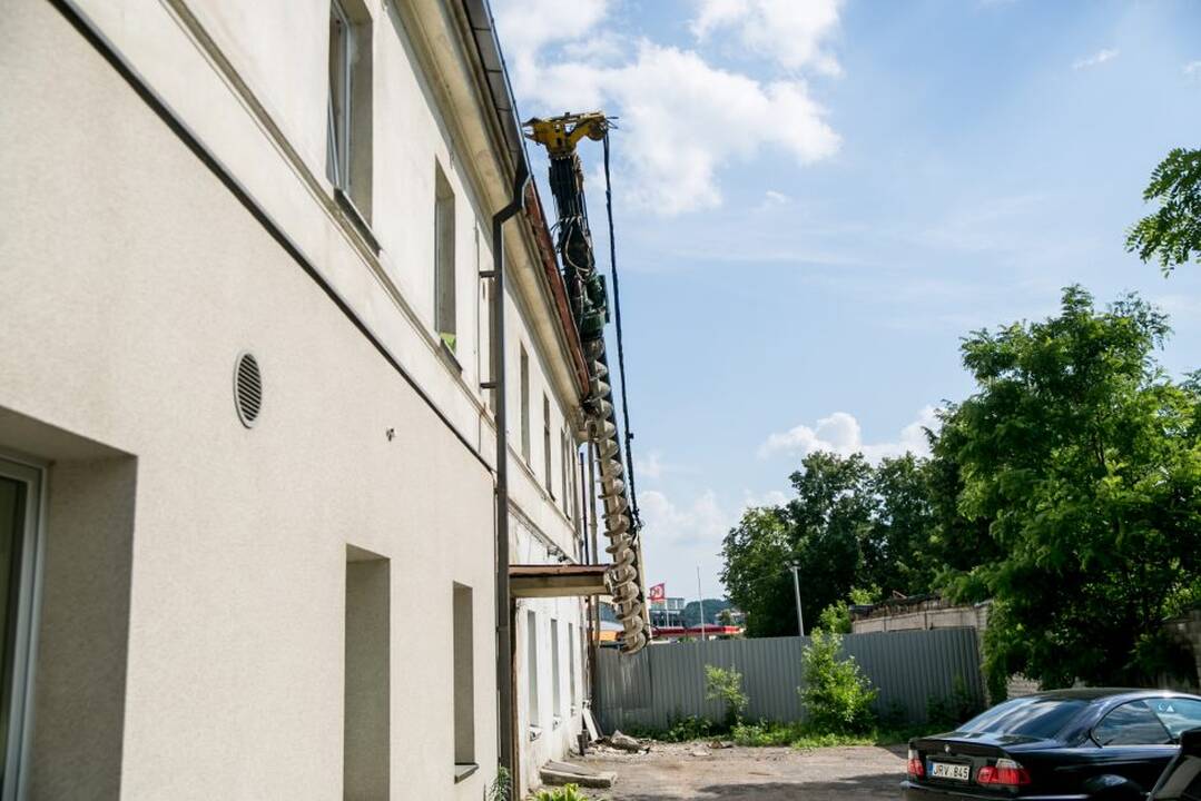 Statybinis įrenginys apgadino pastatą Kauno centre