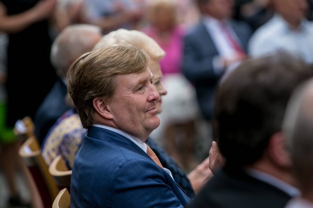 Ka­ra­lius Kau­ne pa­ger­bė sa­vo tau­tie­tį