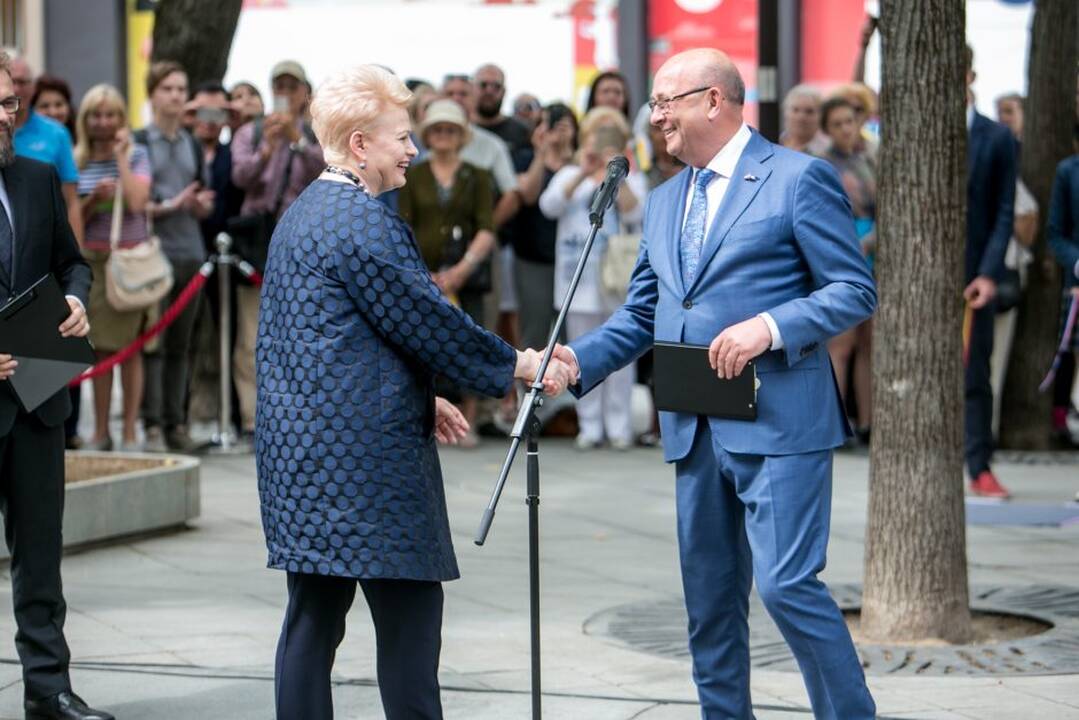 Ka­ra­lius Kau­ne pa­ger­bė sa­vo tau­tie­tį