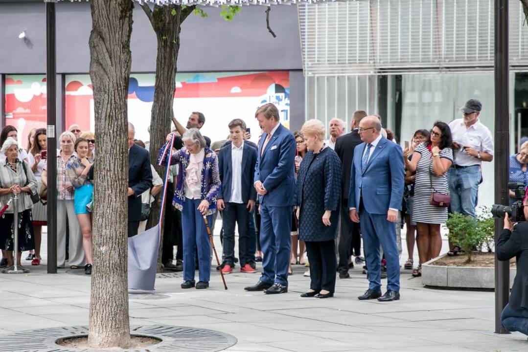 Ka­ra­lius Kau­ne pa­ger­bė sa­vo tau­tie­tį