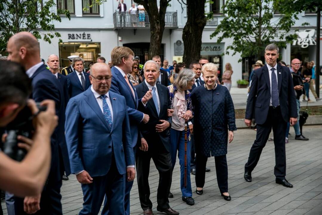 Ka­ra­lius Kau­ne pa­ger­bė sa­vo tau­tie­tį
