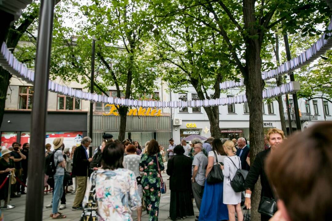 Ka­ra­lius Kau­ne pa­ger­bė sa­vo tau­tie­tį