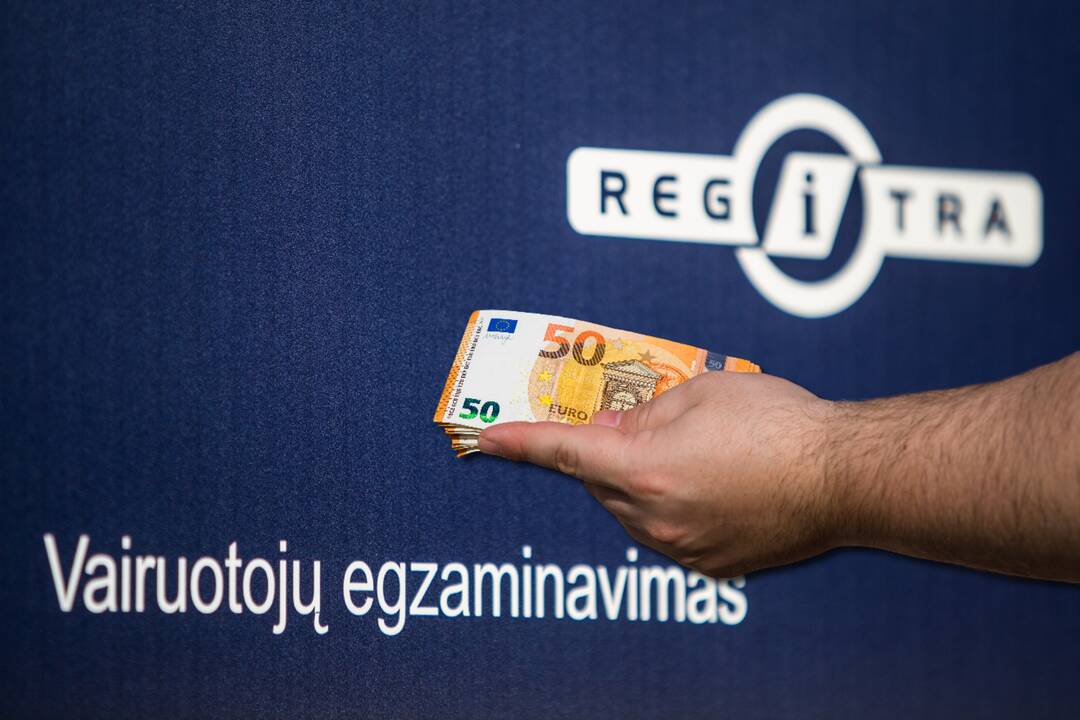 Dėl kyšių įkliuvo „Regitros“ vairavimo egzaminuotojas, trys tarpininkai ir suinteresuotas žmogus