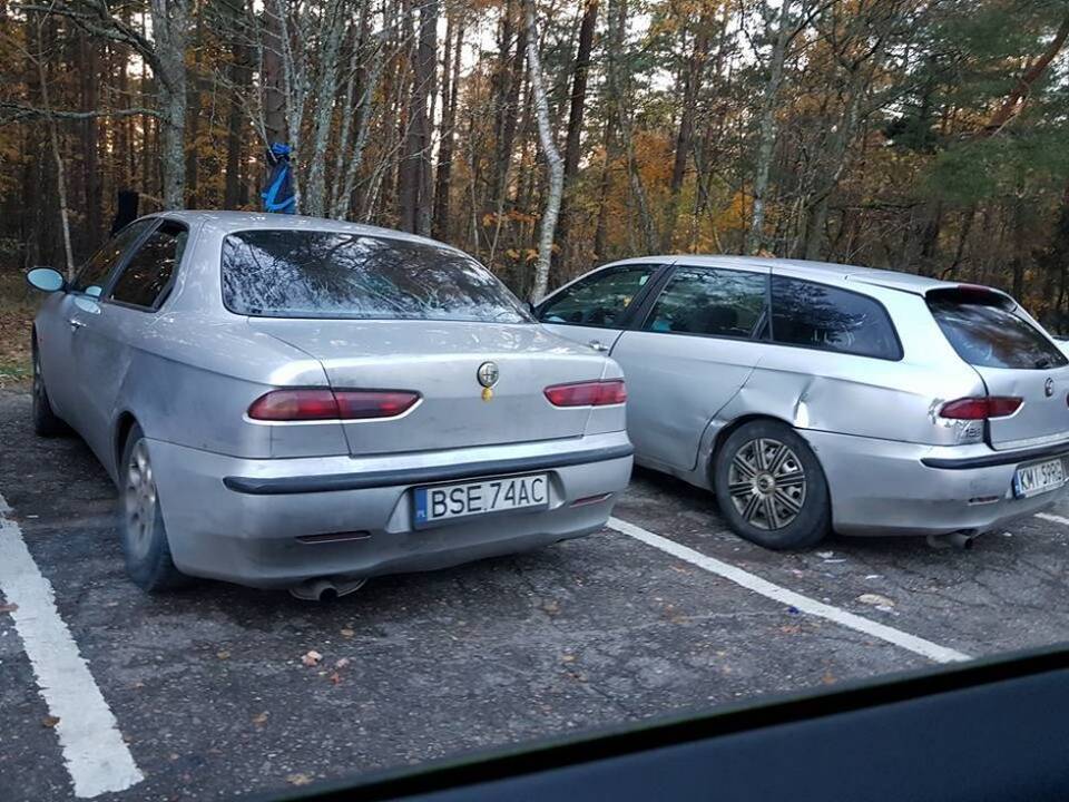 Svečiai: aikštelėje apsistoję atvykėliai iš Rumunijos nesivargino išmesti į konteinerį jiems nebereikalingų daiktų.