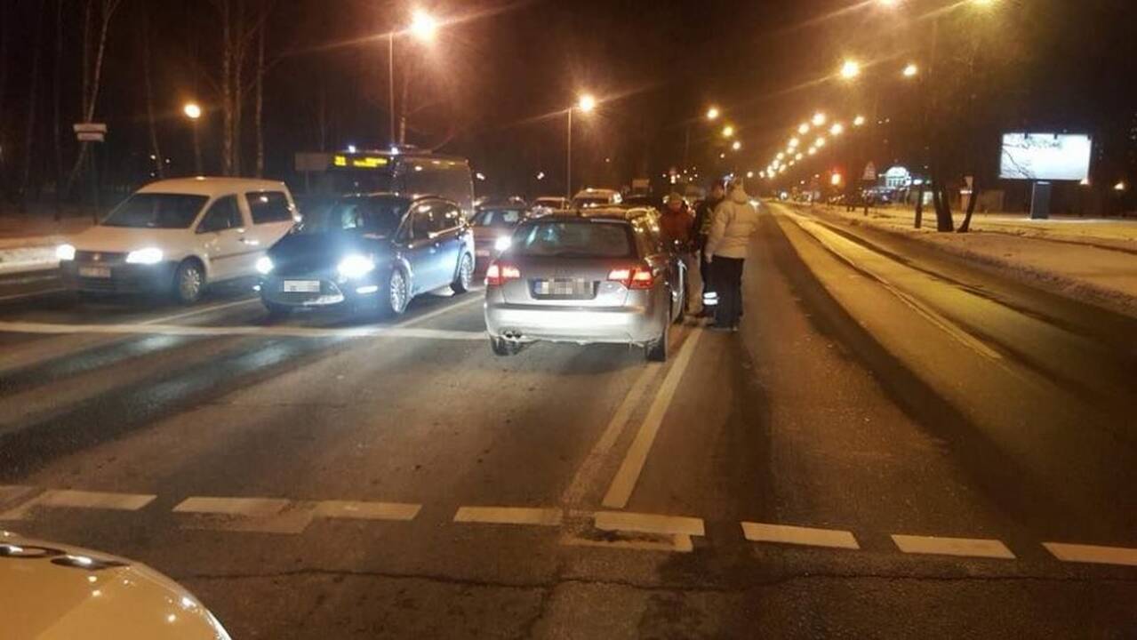 Girtas vairuotojas trenkėsi į stovinčią mašiną