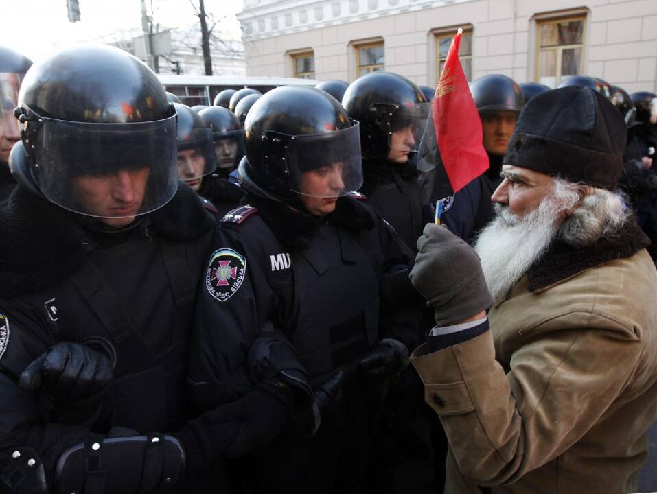 Ukrainoje prie Rados susirinko tūkstančiai protestuotojų