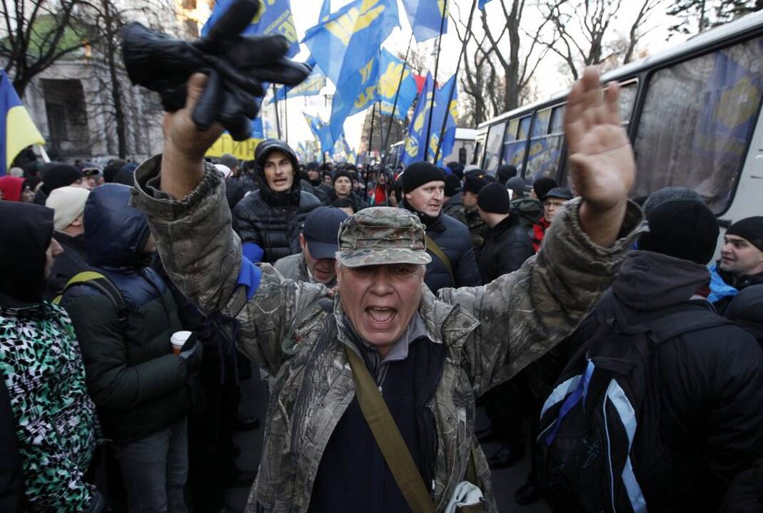 Ukrainoje prie Rados susirinko tūkstančiai protestuotojų