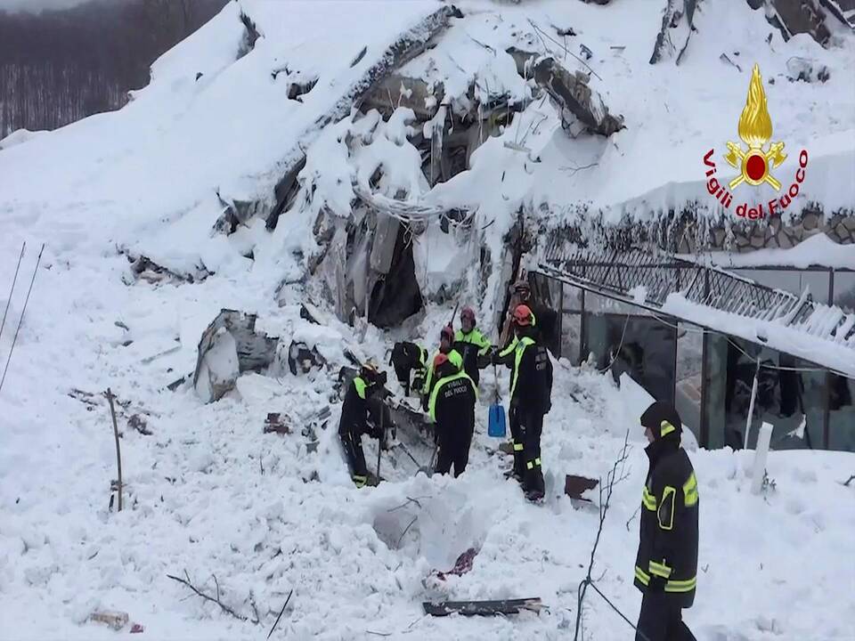 Italijoje sniego lavina užgriuvo viešbutį