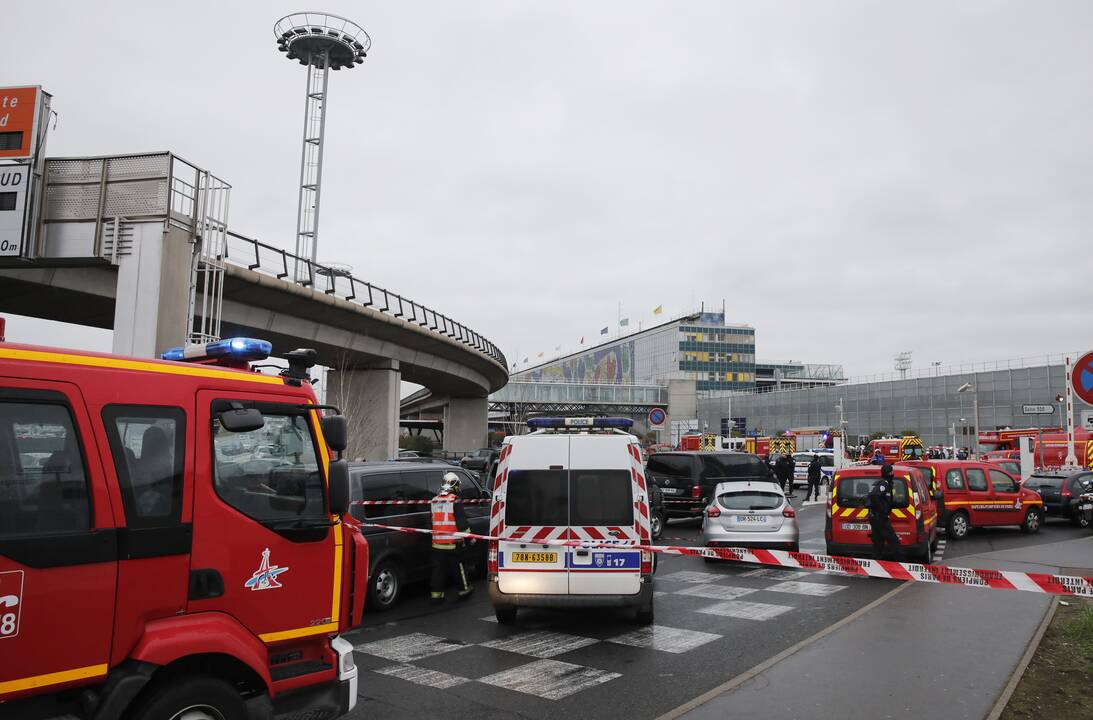 Paryžiuje nušautas kario ginklą pagrobęs vyras