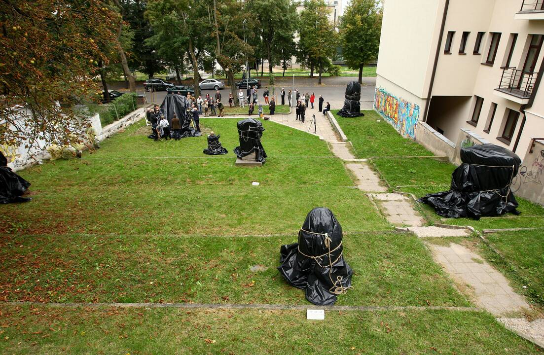 skulptūrų uždengimo akcija