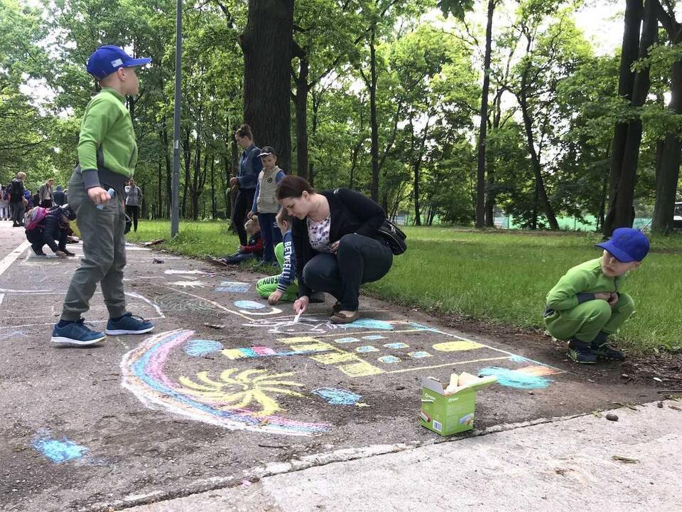 Vaikai Ąžuolyną išmargino tautiškais piešiniais