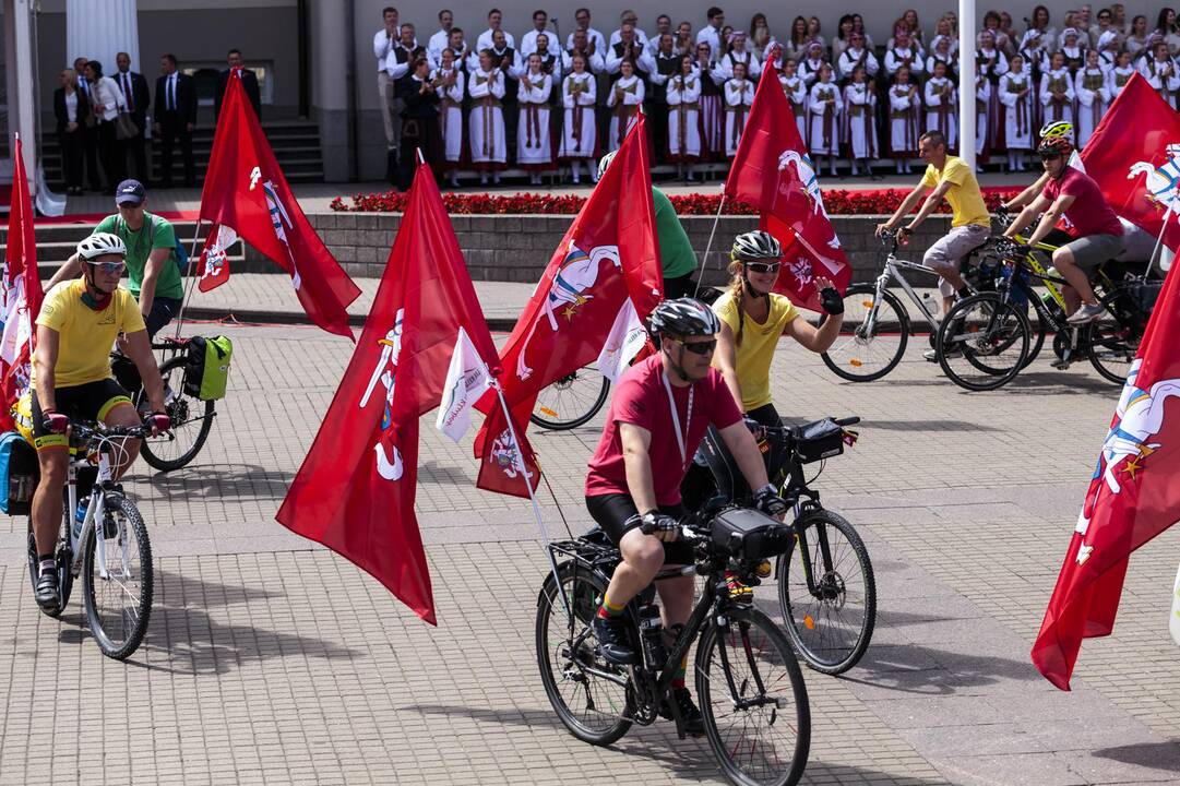 S. Daukanto aikštėje - iškilminga valstybės vėliavų pakėlimo ceremonija