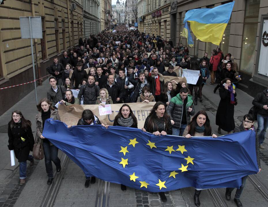 J. Tymošenko ragina gatvėse protestuoti prieš Ukrainos vyriausybės sprendimą dėl ES