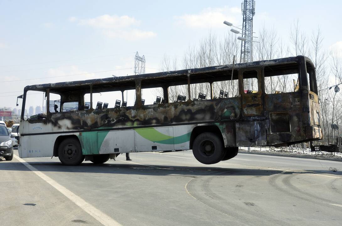 Kinijoje per gaisrą autobuse žuvo 10 ir buvo sužeista dar 17 žmonių