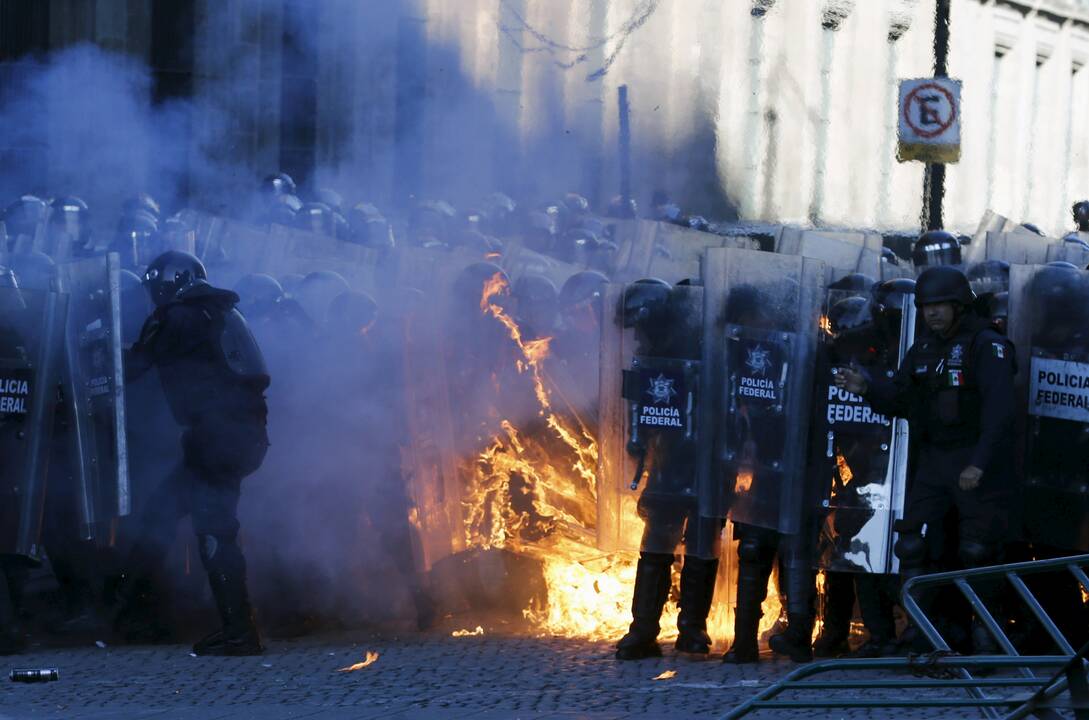 Meksike per protesto demonstraciją kilo susirėmimai