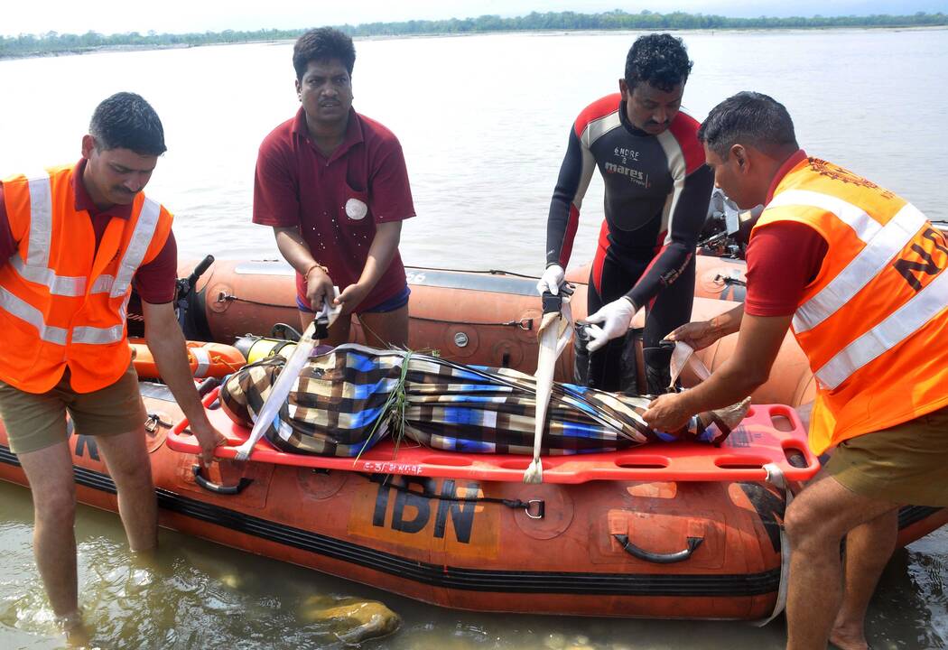 Bangladeše nuskendo keltas su šimtais keleivių