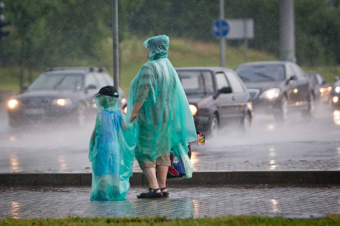 Pliaupiantis lietus išstūmė kanalizacijos dangtį