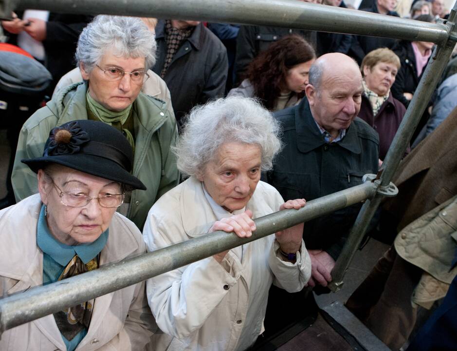 Pensininkai mitinge reikalavo greičiau grąžinti sumažintas pensijas