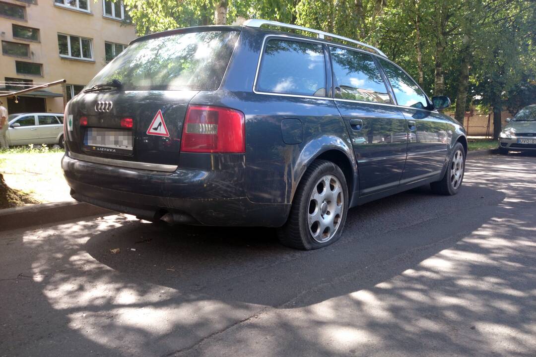 Nuostoliai: Vytauto gatvėje buvo subadytos net dviejų "Audi" automobilių padangos, tačiau į policiją kreipėsi tik vieno jų savininkė.