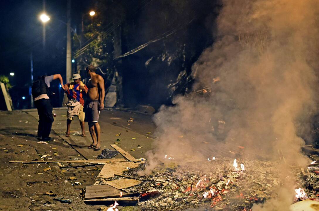 Rio de Žaneire per audringus protestus nušautas vienas žmogus 