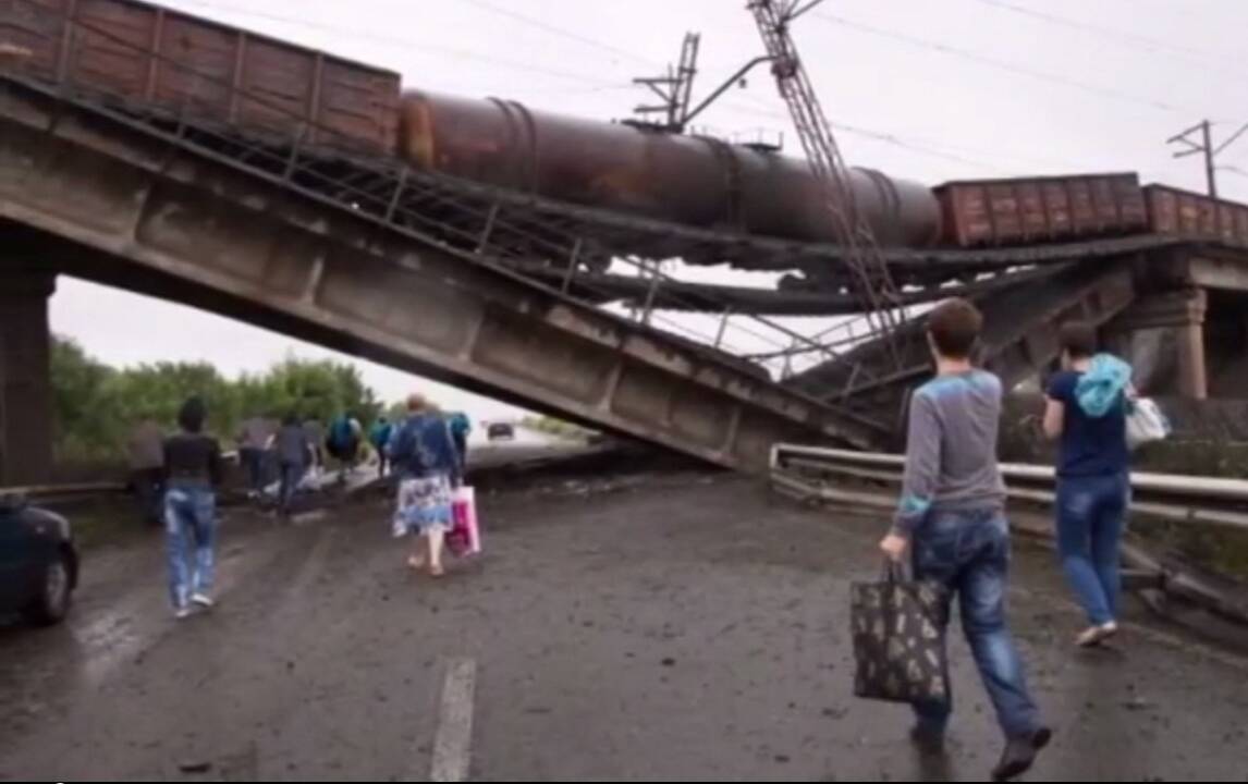 Ukrainoje susprogdintas geležinkelio viadukas blokavo pagrindinį kelią į Donecką