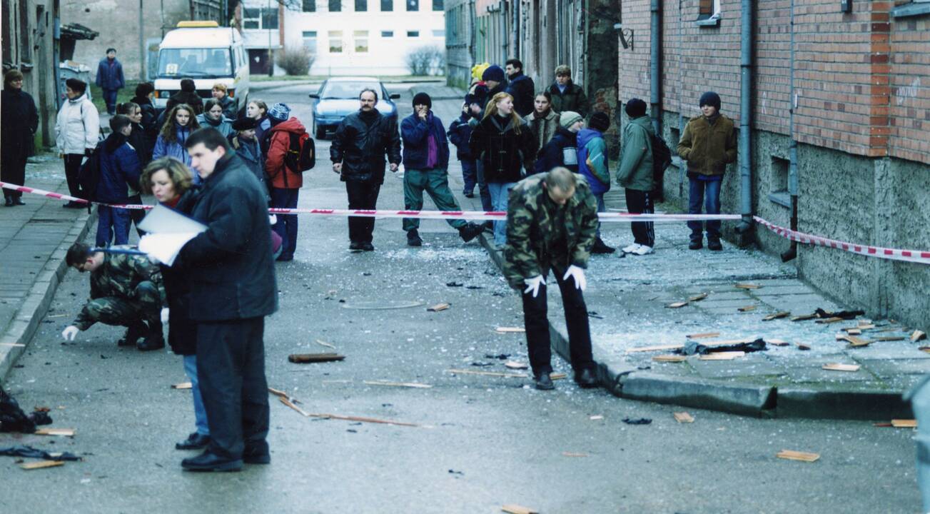 Bomba: 2001 m. gruodžio 18-osios popietę Klaipėdoje prie Bokštų gatvės 9 namo nuaidėjo sprogimas.