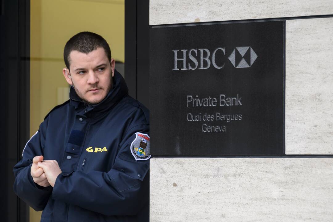 Šveicarijos pareigūnai tiria pinigų plovimą banke HSBC, atliekamos kratos