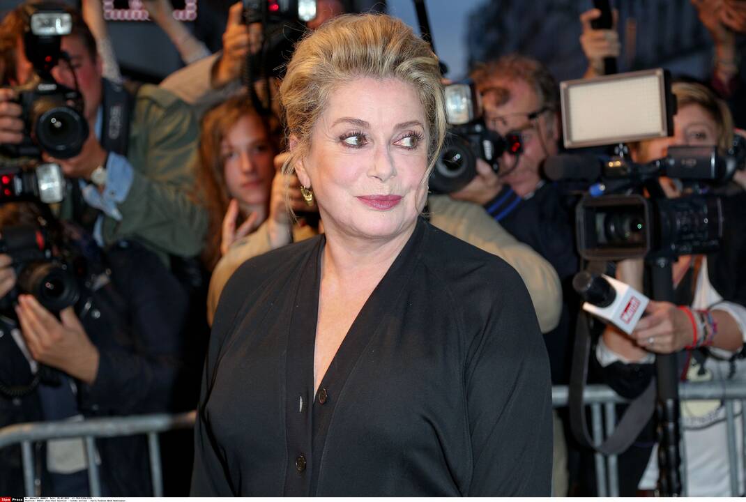  70 - metį mininti aktorė C. Deneuve: amžių reikia prisijaukinti kaip mirtį