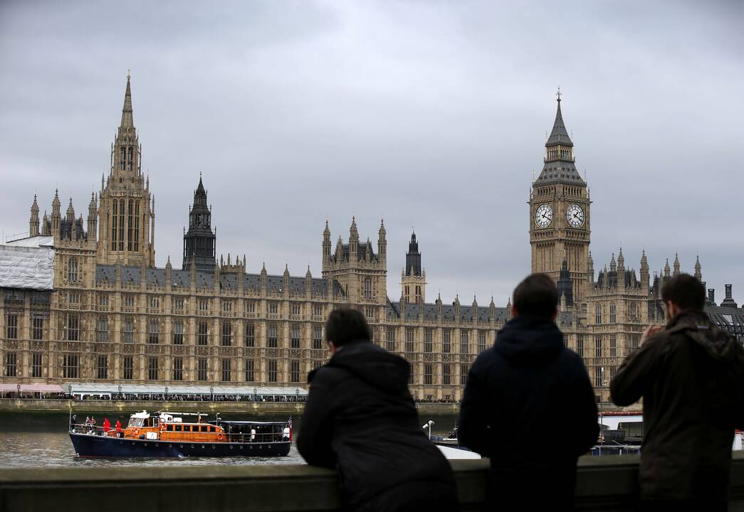 Už naktį ant britų parlamento stogo – areštas