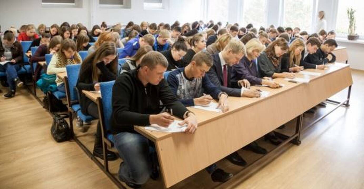 Sostinės meras konstitucines žinias pasitikrino drauge su studentais