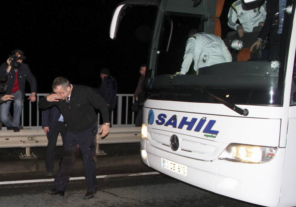 „Fenerbahce“ autobusas po futbolo rungtynių su „Rizespor“ buvo apšaudytas