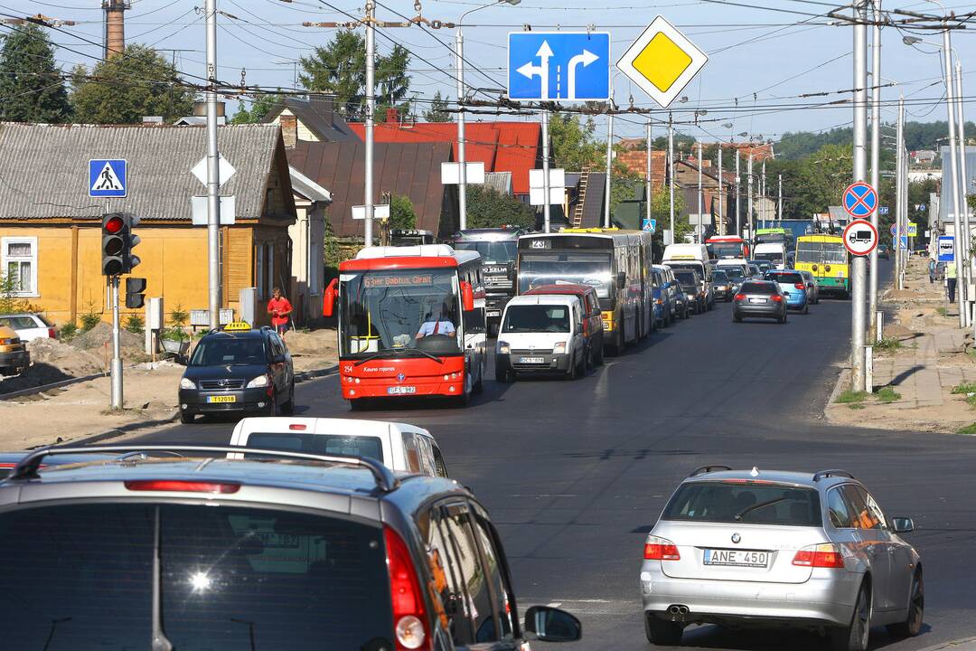 Dėl remontuojamo P. Vileišio tilto vairuotojai strigo spūstyse