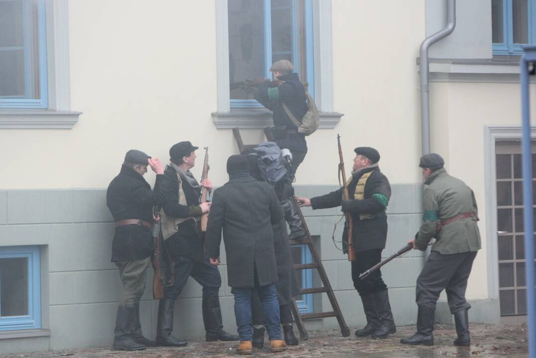 Teatro aikštėje – inscenizuotas „Prefektūros šturmas“